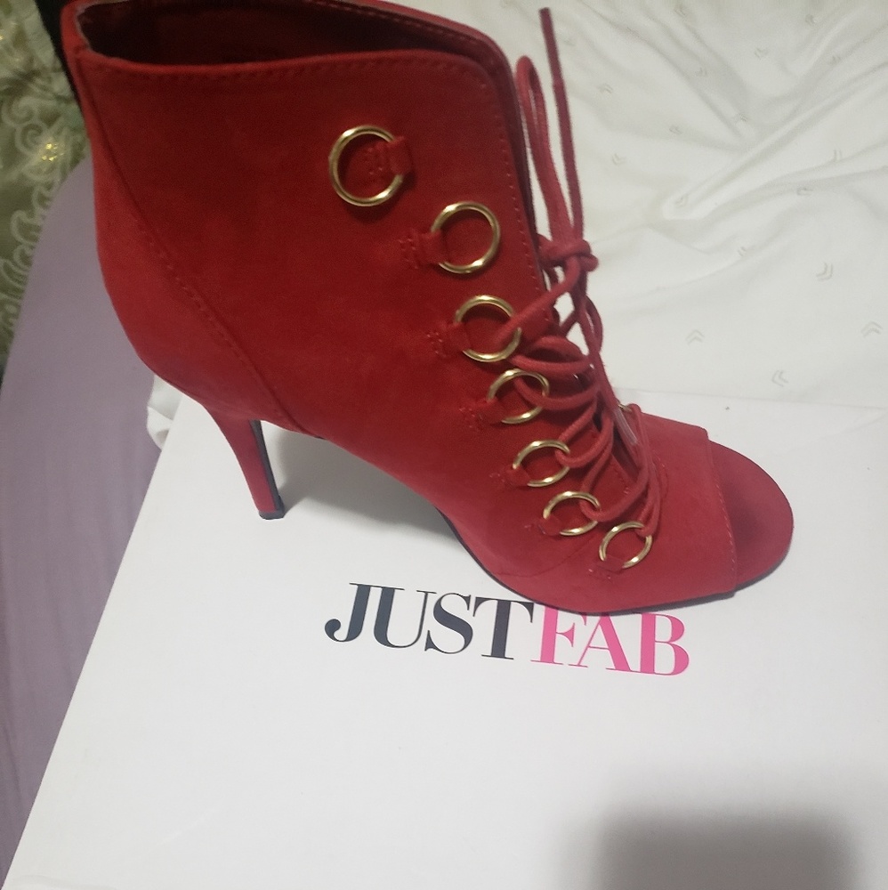 laced pumps